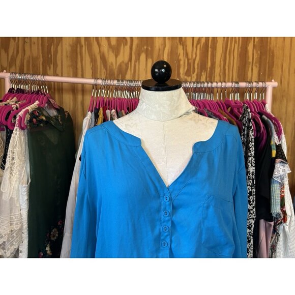 Torrid Plus Size 4 (4X) Roll Tab 3/4 Sleeve V-Neck Buttons Turquoise Blouse - Picture 3 of 7